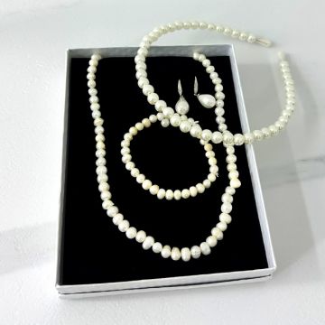 Set accesorii Precious Pearls, colier, cercei, brățară si bentita din perle, in cutie cadou, Alb