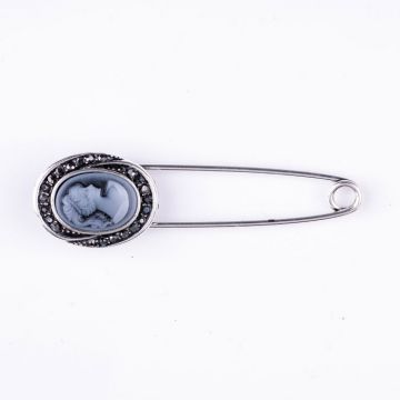 Brosa metalica argintie cu camee si pietricele alb-argintii, tip ac, cu aspect retro