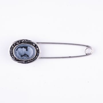 Brosa metalica argintie cu camee si pietricele alb-argintii, tip ac, cu aspect retro