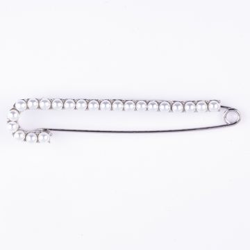 Brosa metalica argintie tip ac cu perle sintetice albe