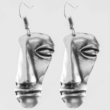 Cercei din zamac cu forma de fata umana din fresca