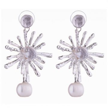 Cercei metalici argintii in forma de soare stilizat cu perle