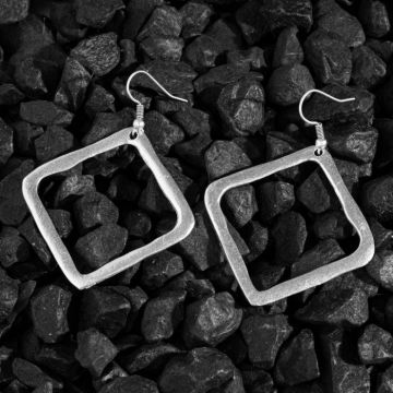 Cercei patrati din zamac cu aspect lucrat manual