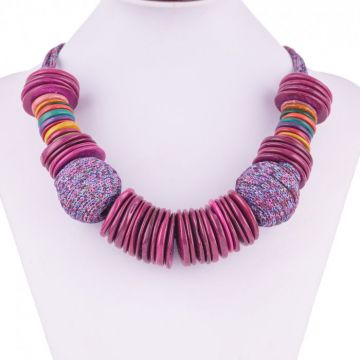 Colier cu elemente rontunde plate din lemn si textil, mov zmeura
