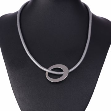 Colier minimalist cu cerc neregulat pe fir gros de piele ecologica, argintiu mat