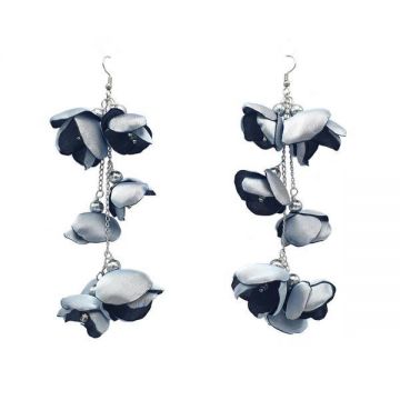 Cercei foarte lungi cu flori din matase satinata, culoarea argintiu, perle si inox, Corizmi, Silver Blooms