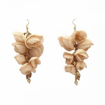 Cercei lungi stil ciorchine cu flori din voal, culoarea bej cu perle si cristale aurii, Corizmi, Nude Chic Bouquet