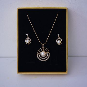 Set accesorii Feeling, din inox, cu cercei, lantisor si pandativ cu cristale, in cutie eleganta, DejaVu Gold pearl