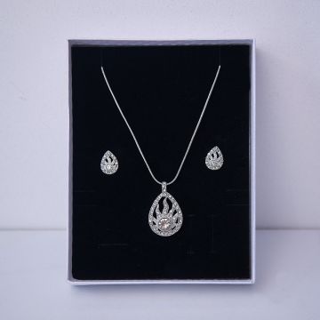 Set accesorii Feeling, din inox, cu cercei, lantisor si pandativ cu cristale, in cutie eleganta, Silver Fern