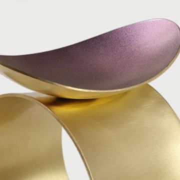 Bratara rigida Marise cu element in forma ovala cu irizatii mov, din alama placata cu aur de 24k