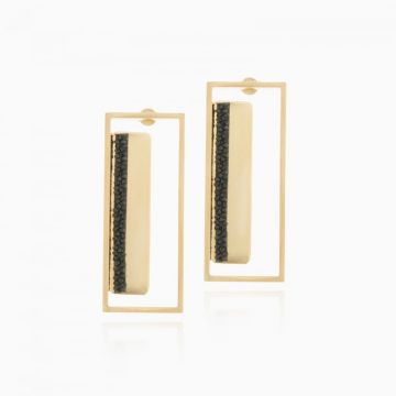 Cercei lungi cu forma rectangulara si cristale negre, din alama placata cu aur de 24k
