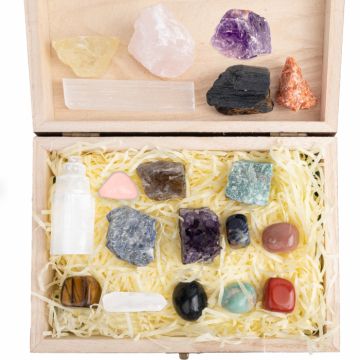 Set Cristale premium si pietre semipretioase vindecatoare in cutie de lemn maro - Contine 19 piese - turn selenit, pietre chakre, cristale brute, cluster de ametist, varf de cristal transparent, cuart