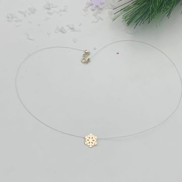 Colier pe fir transparent cu pandantiv fulg si inchizatoare din aur 14k