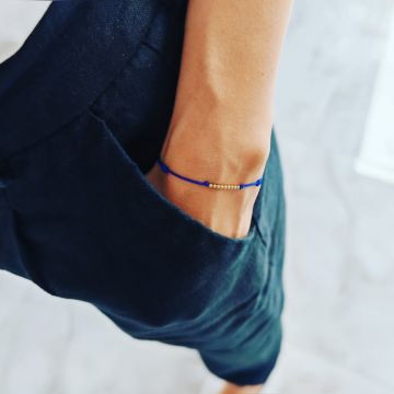 Bratara snur albastru cu bilute aur 2mm