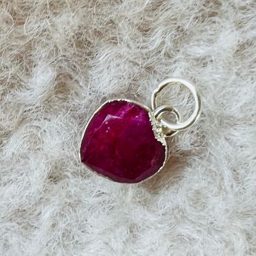 Pandantiv mini rubin inima 1 cm, piatra lunii iulie, birthstone