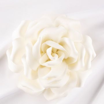 Brosa floare alba ivory satinata cu diametru de 15 cm, cu clips pentru par