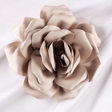 Brosa floare bej deschis satinata cu diametru de 15 cm, cu clips pentru par