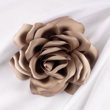 Brosa floare bej inchis satinata cu diametru de 15 cm, cu clips pentru par