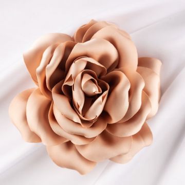Brosa floare bej piersica satinata cu diametru de 15 cm, cu clips pentru par
