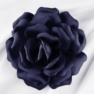 Brosa floare bleumarin satinata cu diametru de 15 cm, cu clips pentru par