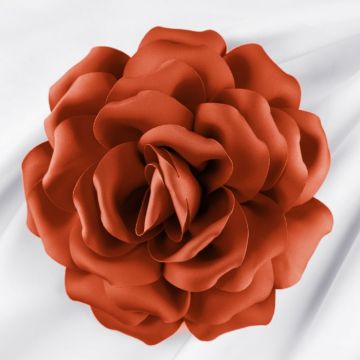 Brosa floare caramizie satinata cu diametru de 15 cm, cu clips pentru par Brosa floare caramizie satinata cu diametru de 15 cm, cu clips pentru par