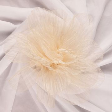 Brosa floare din organza creponata cu diametru de 20 cm, cu clips pentru par, bej deschis