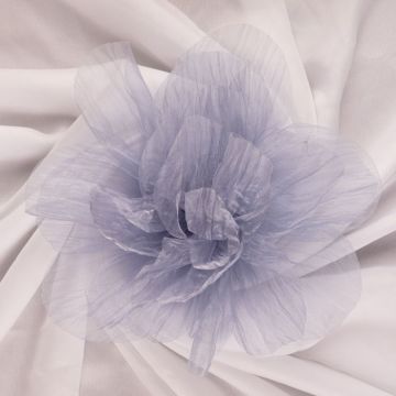 Brosa floare din organza creponata cu diametru de 20 cm, cu clips pentru par, gri deschis