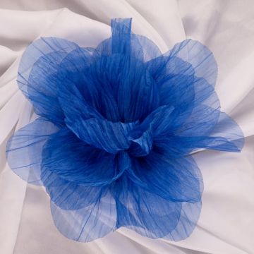 Brosa floare din organza creponata cu diametru de 20 cm, cu clips pentru par, albastra