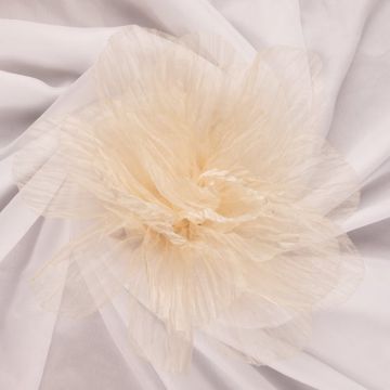 Brosa floare din organza creponata cu diametru de 20 cm, cu clips pentru par, bej deschis