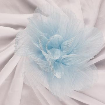 Brosa floare din organza creponata cu diametru de 20 cm, cu clips pentru par, bleu