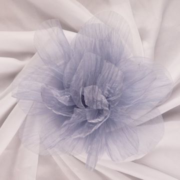 Brosa floare din organza creponata cu diametru de 20 cm, cu clips pentru par, gri deschis