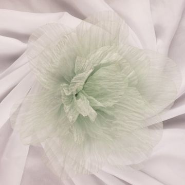 Brosa floare din organza creponata cu diametru de 20 cm, cu clips pentru par, verde deschis