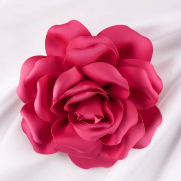 Brosa floare fucsia satinata cu diametru de 15 cm, cu clips pentru par