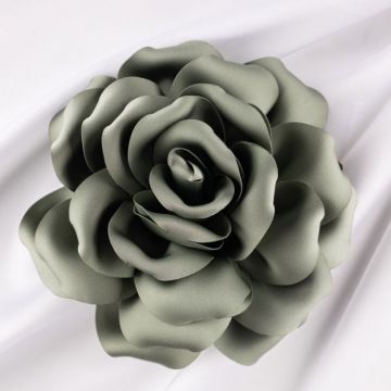 Brosa floare kaki satinata cu diametru de 15 cm, cu clips pentru par