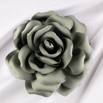 Brosa floare kaki satinata cu diametru de 15 cm, cu clips pentru par