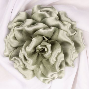 Brosa floare kaki satinata si usor creponata cu diametru de 15 cm, cu clips pentru par