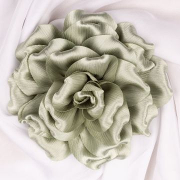 Brosa floare kaki satinata si usor creponata cu diametru de 15 cm, cu clips pentru par