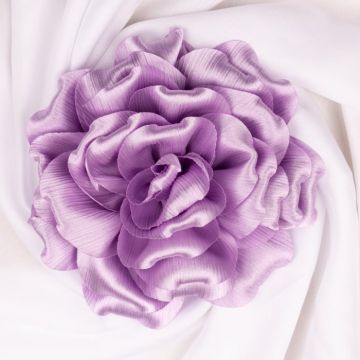 Brosa floare lila satinata si usor creponata cu diametru de 15 cm, cu clips pentru par