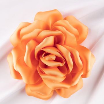 Brosa floare portocaliu deschis satinata cu diametru de 15 cm, cu clips pentru par