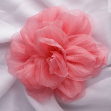 Brosa floare roz din organza cu diametru de 15 cm, cu clips pentru par