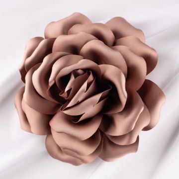 Brosa floare roz prafuit satinata cu diametru de 15 cm, cu clips pentru par