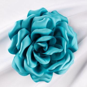 Brosa floare turcoaz satinata cu diametru de 15 cm, cu clips pentru par