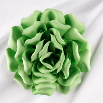 Brosa floare verde deschis satinata cu diametru de 15 cm, cu clips pentru par