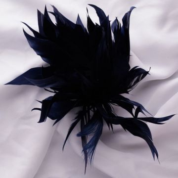 Brosa puf pene bleumarin cu diametru de 20 cm, cu clips pentru par