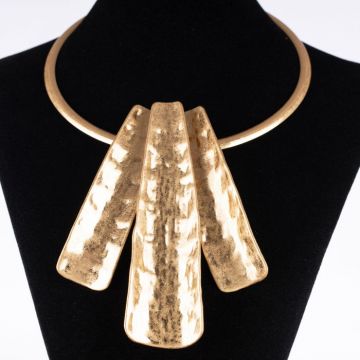 Colier rigid cu 3 dreptunghiuri inegale din metal auriu cu aspect de lovitura de ciocan