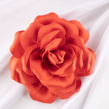 Brosa floare corai satinata cu diametru de 15 cm, cu clips pentru par