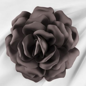 Brosa floare gri inchis cu diametru de 15 cm, cu clips pentru par