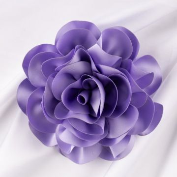 Brosa floare lila satinata cu diametru de 15 cm, cu clips pentru par