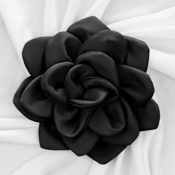 Brosa floare neagra satinata cu diametru de 25 cm, cu clips pentru par