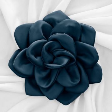 Brosa floare turcoaz inchis satinata cu diametru de 25 cm, cu clips pentru par